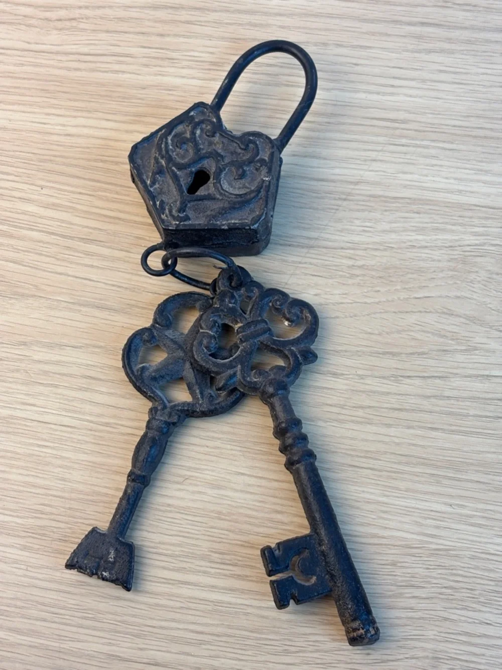 Decorative Vintage-Style Black‎ Iron Skeleton Keys and Padlock Wall Accent Heavy